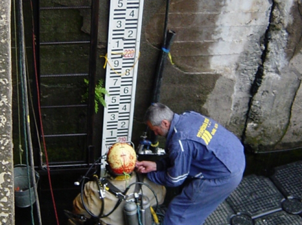 Připevnění limnigrafické stanice, vodočetné latě 10 Připevnění vodočetné latě na měření výšky hladiny vody od společnosti RIGEL - Jan Malecha