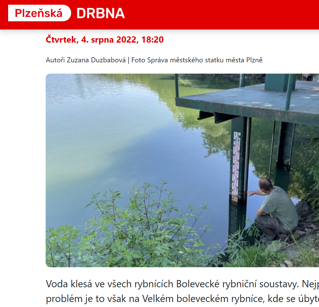 vodočetná lať RIGEL v plzeňských novinách s pánem, který ukazuje nízkou hladinu řeky a já vidím, že by potřebovala vyčistit