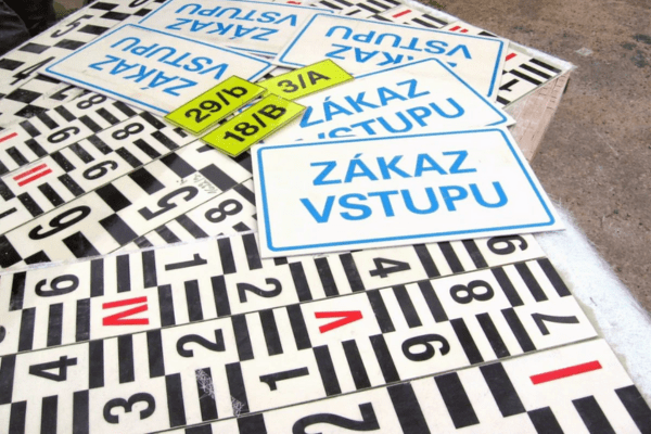 Komplexní označení projektů potřebuje více než jen kótovací značky na hladinoměrech. Proto vyrábíme také informační tabule, směrové ukazatele a&nbsp;další cedule ze stejných odolných materiálů.