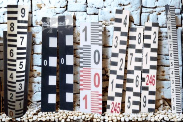 Speciální limnigrafické latě RIGEL Šikmá vodoměrná lať RIGEL – Jan Malecha – instalace ve svahu a šikmých březích, měření vody – Speciální latě RIGEL zeď