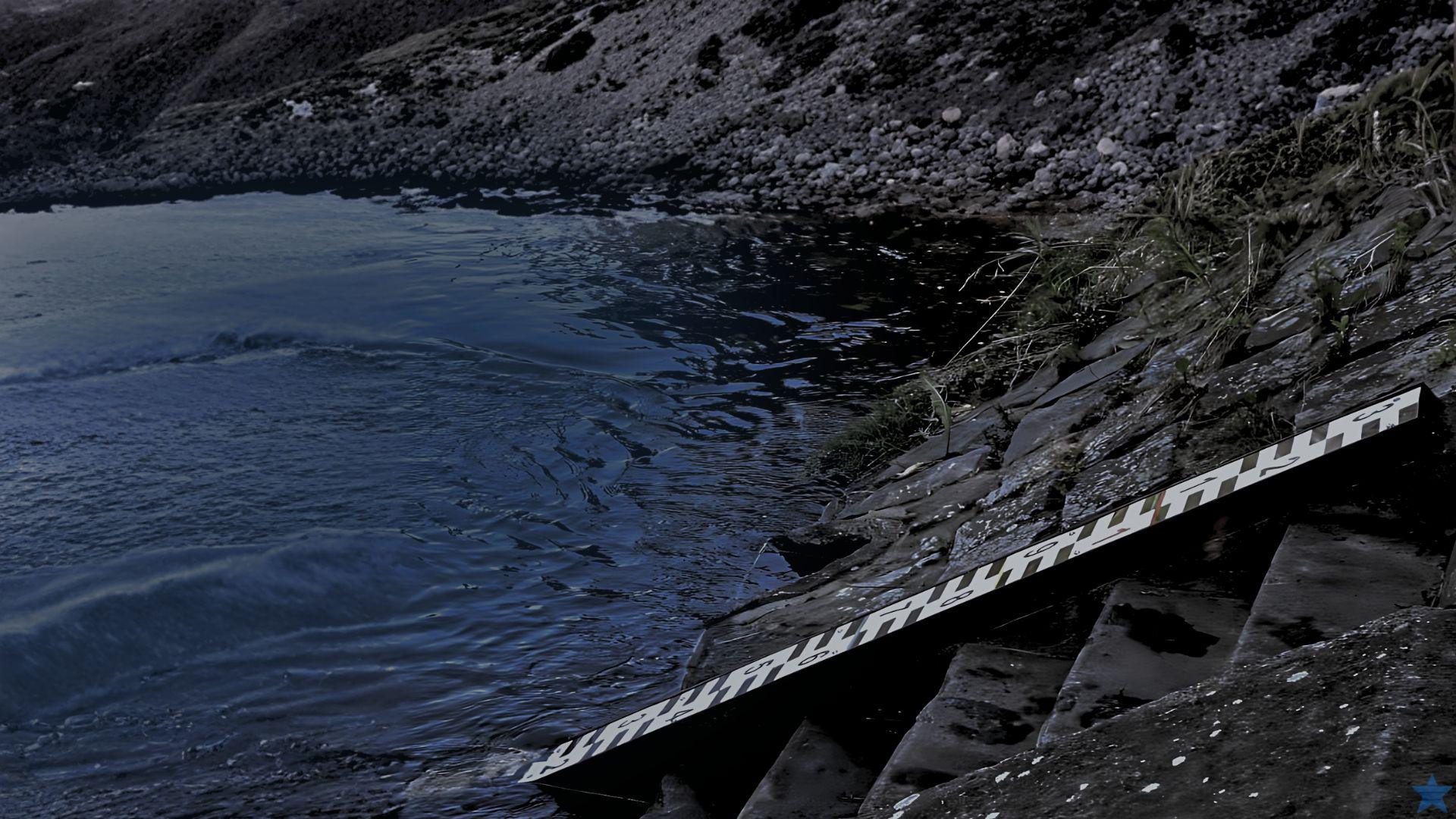 Limnigraf šikmý - vodočetná lať či hladinoměr ukotvený na břehu řeky.