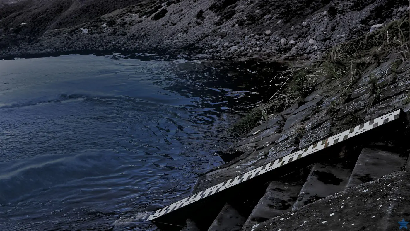 Limnigraf šikmý - vodočetná lať či hladinoměr ukotvený na břehu řeky.