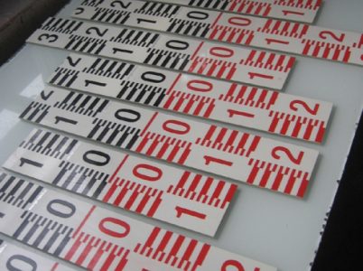 Detail povrchu a gravírování limnigrafické latě RIGEL – Jan Malecha, Chomutov Vodočetné latě RIGEL detail - 1426614657-u001(1) - měření hladin vody limnigrafy Chomutov