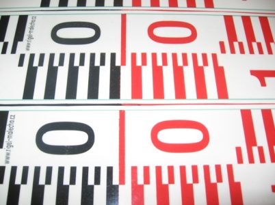 Detail povrchu a gravírování limnigrafu RIGEL – Jan Malecha, Chomutov Kolmá vodoměrná lať