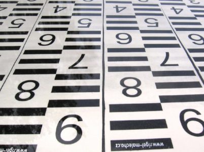 Vodočetné latě - viditelná číselná řada 4-9 Vodočetné latě RIGEL s číselnou řadou 6-7-8-9. Detail dvou sousedních latí s černobílým vodorovným značením a vodoznaky.