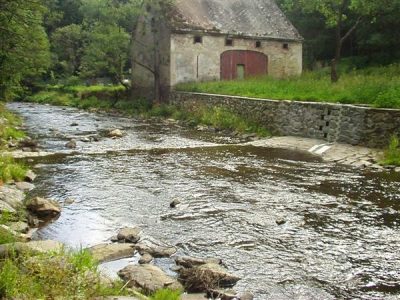 Limnigraf v korytě pod mlýnem Svislý limnigraf v kamenném korytě potoka pod historickým mlýnským stavením
