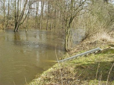 Vodočet na zatopeném břehu Šikmá vodočetná lať v požeráku vedle schodů na zatopeném břehu za jarního rozlivu