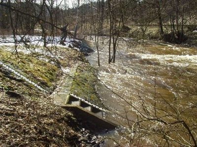 Vodočty za průtoku Šikmé vodočetné latě na betonovém stupni za zvýšeného jarního průtoku