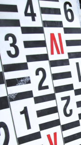 Detail povrchu a gravírování vodočetné latě RIGEL – Jan Malecha, Chomutov latě vodočetné RIGEL Malecha Jan