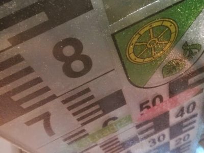 Ochranna vrstva limnigrafu s logem obce 2 Ochranná vrstva limnigrafu RIGEL s logem obce – detailní pohled na povrch laminátu