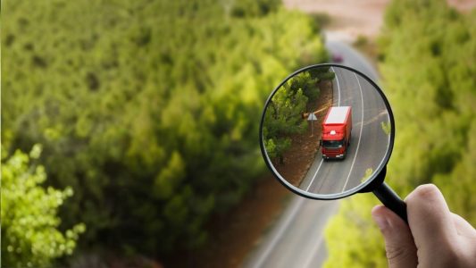 Doprava limnigrafů Doprava limnigrafů červeným logistickým autem, detail čtení latě pod lupou
