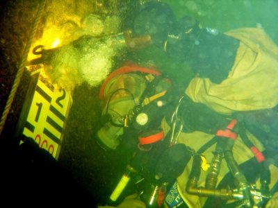 Montáž pod hladinou Instalace po dopravě vodoměrné latě typu V-2L potápěči pod vodní hladinou do požeráku