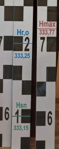 Liniové kóty s popisem Detail liniových kót s popisem Hmax, Hr,o a Hsn na šikmé vodočetné lati typu V