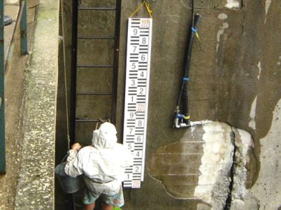 Vodočetná lať instalovaná před napuštěním přehradní nádrže Povodí Ohře – RIGEL Jan Malecha. usazeni vodocetne late pred napustenim nadrze POH - vodohospodáři